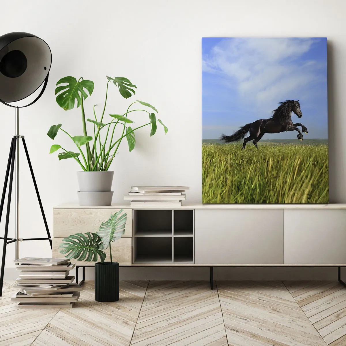 Impression sur toile - Image sur toile - Un cheval noir courant contre un ciel bleu et une prairie verte - 50x70cm - Un manifeste de liberté passionnant - Décoration murale moderne pour le salon et la chambre ARTTOR