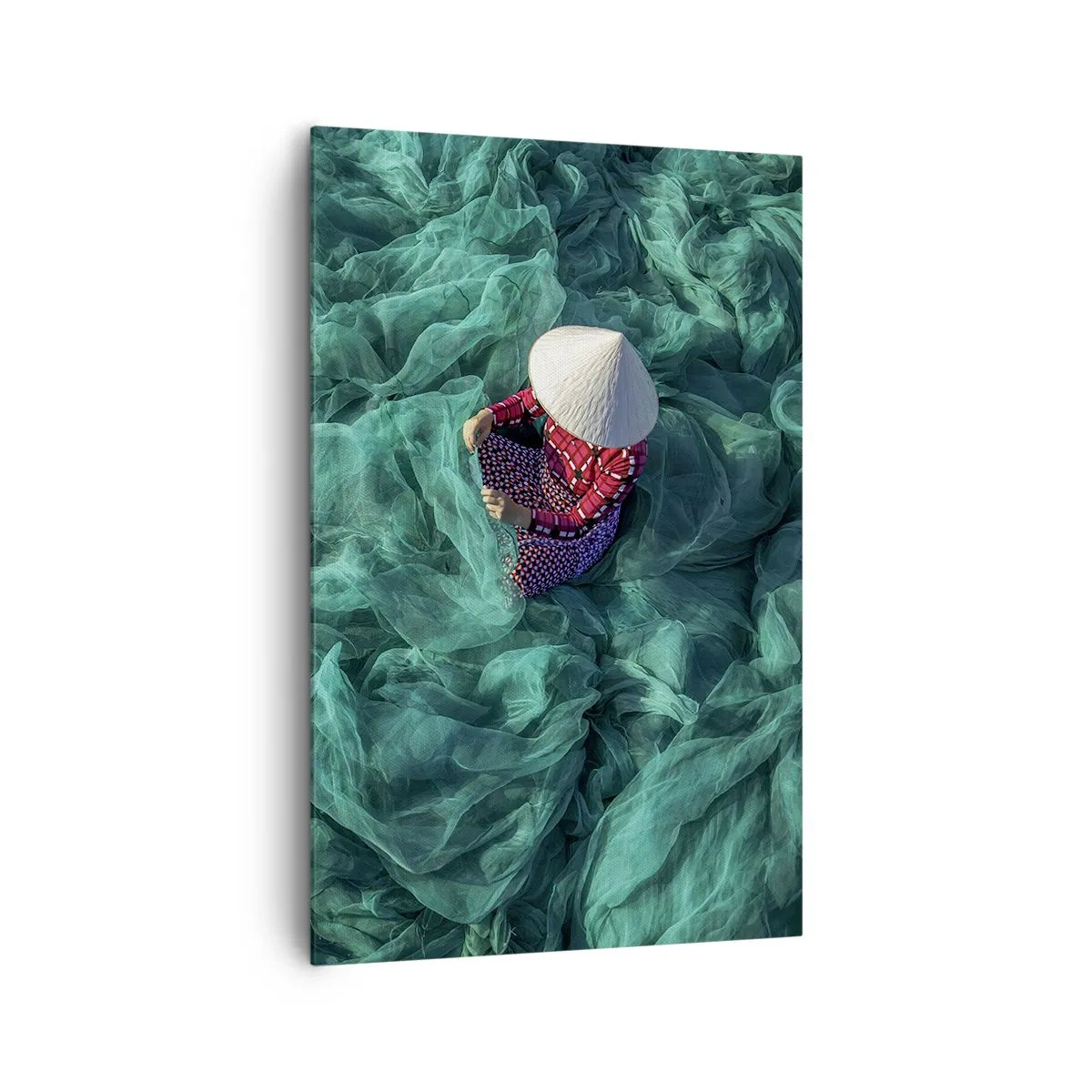Impression sur toile - Image sur toile - Une personne avec un chapeau parmi des filets de pêche verts - 80x120cm - Dans une mer de filet - Décoration murale moderne pour le salon et la chambre ARTTOR