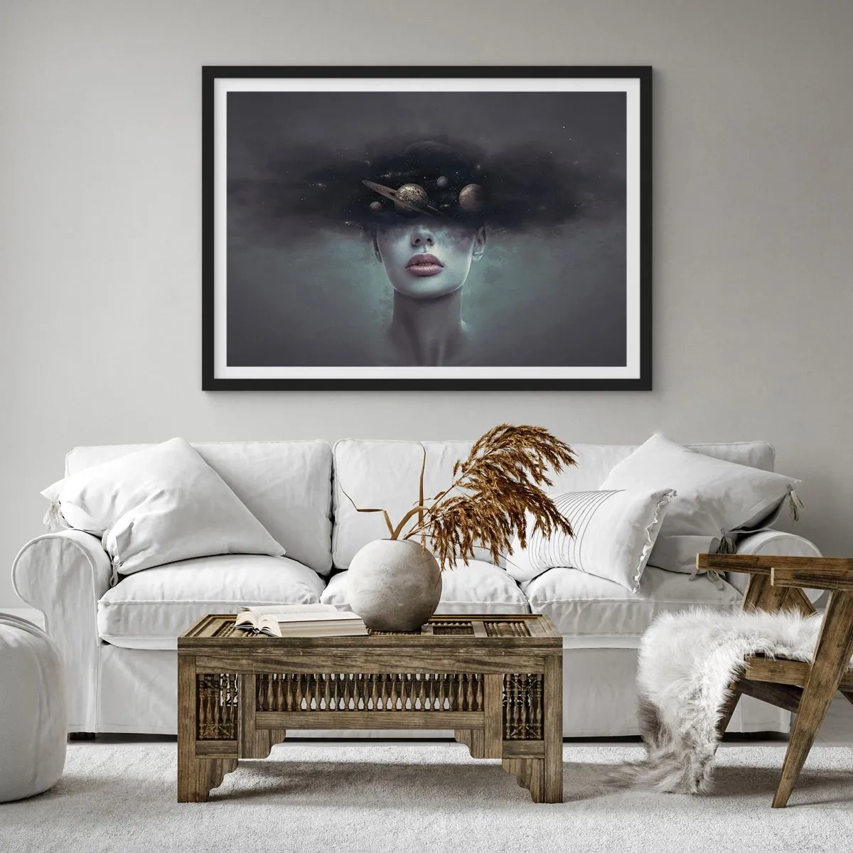 Affiche dans un cadre noir - Poster - Un visage de femme avec un motif de planète et d'espace en arrière-plan - 70x50cm - Et les planètes deviennent folles... - Décoration murale moderne pour le salon et la chambre ARTTOR