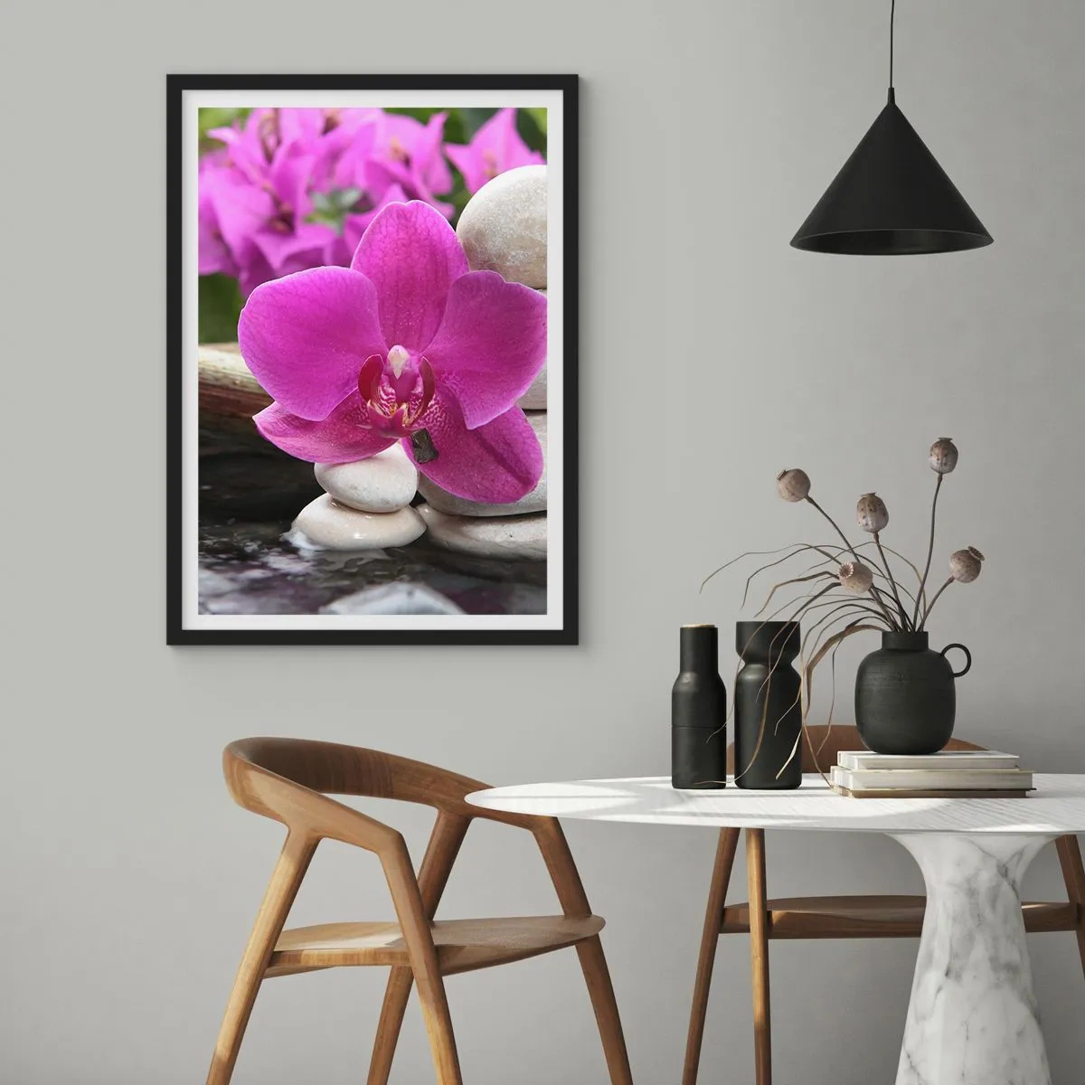 Affiche dans un cadre noir - Poster - Une orchidée violette sur un fond de pierres dans un arrangement harmonieux - 50x70cm - Tu te reposes déjà - Décoration murale moderne pour le salon et la chambre ARTTOR