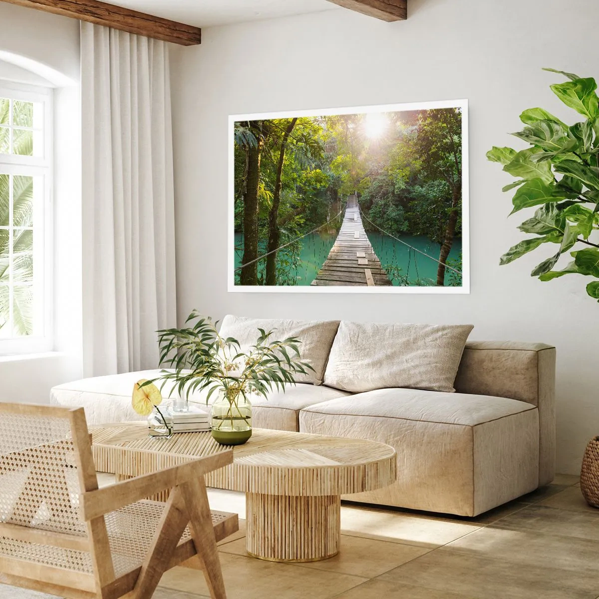 Affiche - Poster - Un pont suspendu dans une forêt tropicale illuminée par la lumière du soleil. - 100x70cm - De l'eau azur à la forêt azur - Décoration murale moderne pour le salon et la chambre ARTTOR