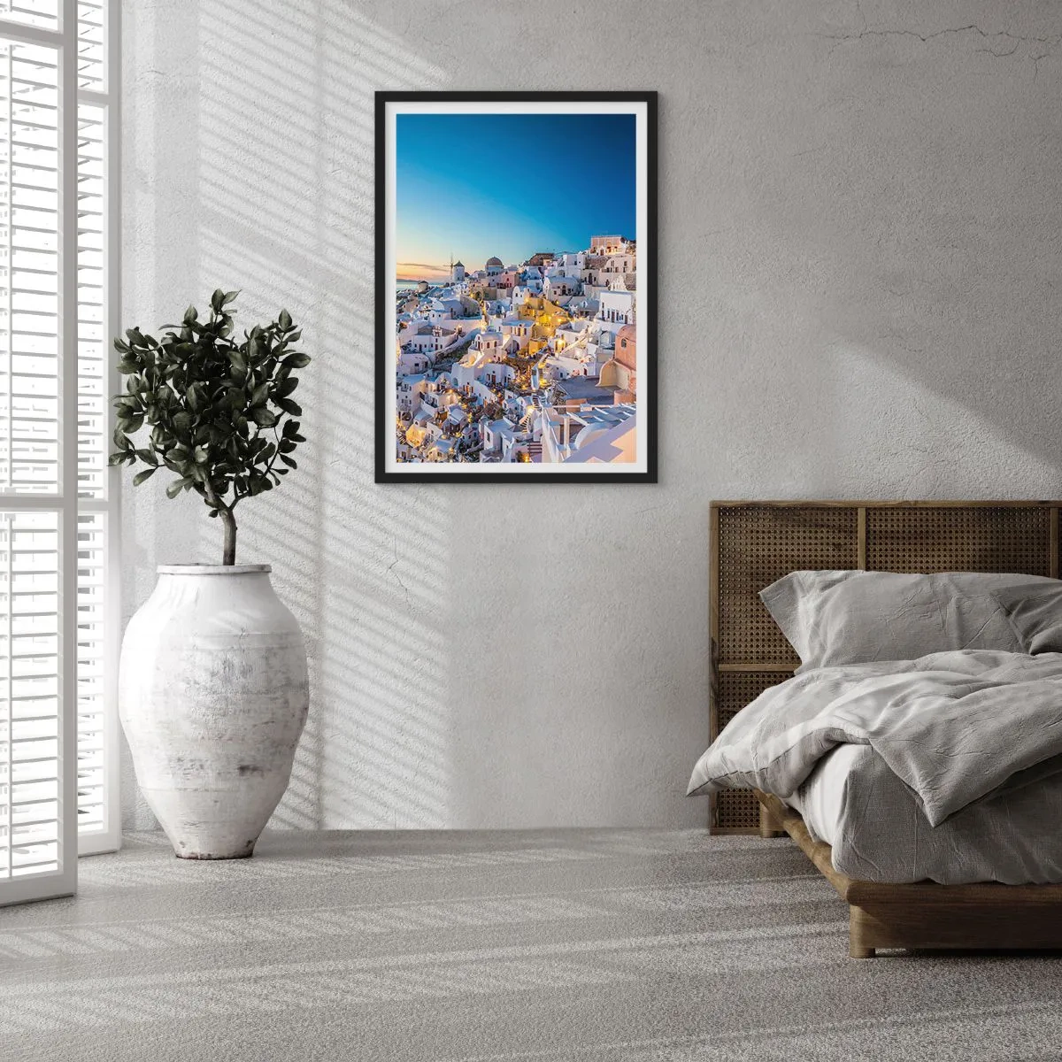 Affiche dans un cadre noir - Poster - Vue des maisons illuminées de Santorin au coucher du soleil - 50x70cm - L'essence de la grecque - Décoration murale moderne pour le salon et la chambre ARTTOR
