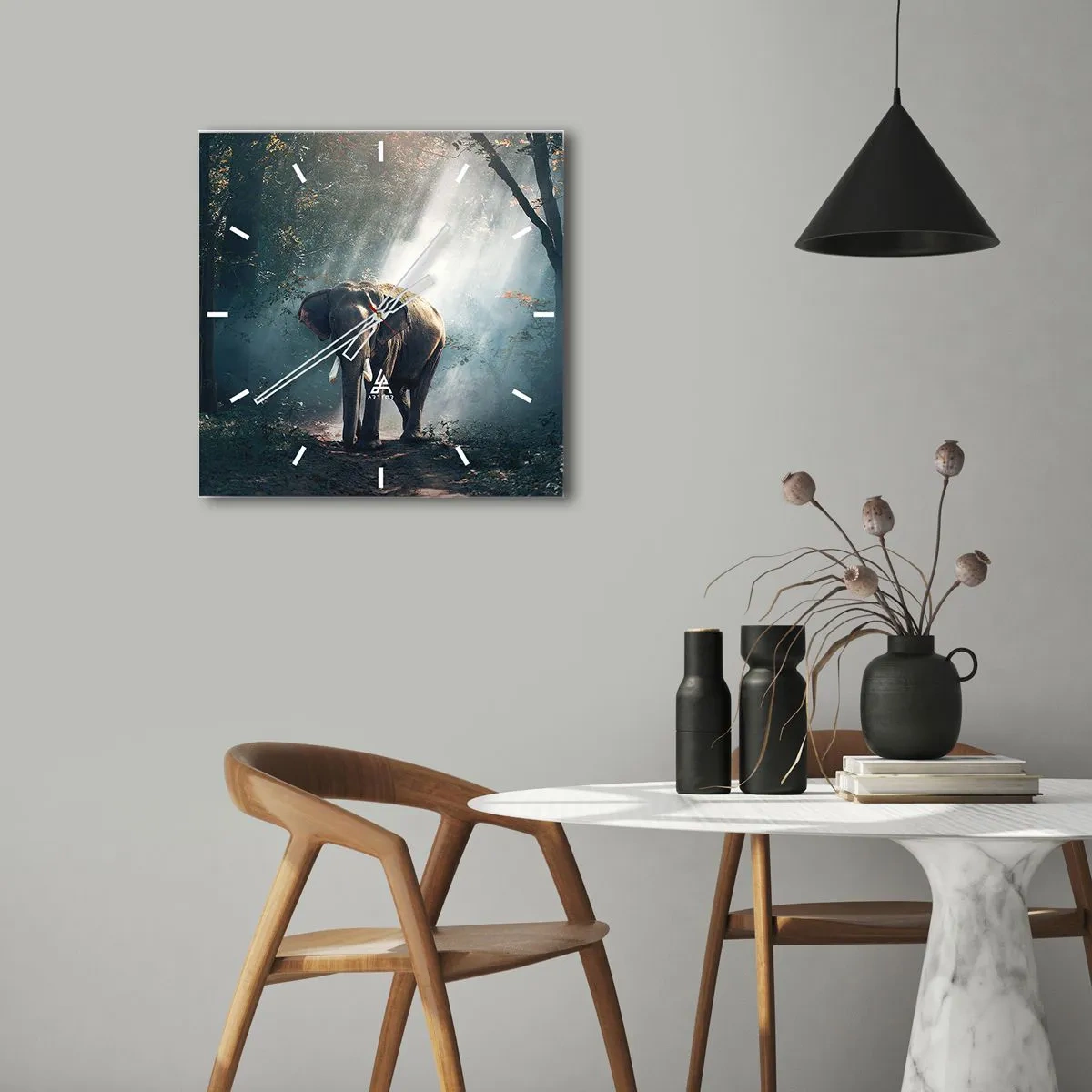Horloge murale - Pendule murale - Éléphant dans la lumière de la forêt - 30x30cm - Une balade tranquille - Décoration murale moderne pour le salon et la chambre ARTTOR