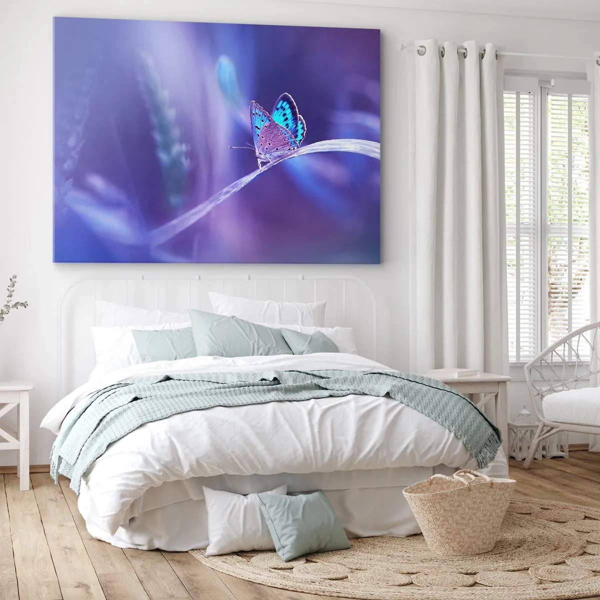 Impression sur toile - Image sur toile - Un délicat papillon bleu sur une tige dans une lumière violette - 70x50cm - Un joyau de la nature - Décoration murale moderne pour le salon et la chambre ARTTOR