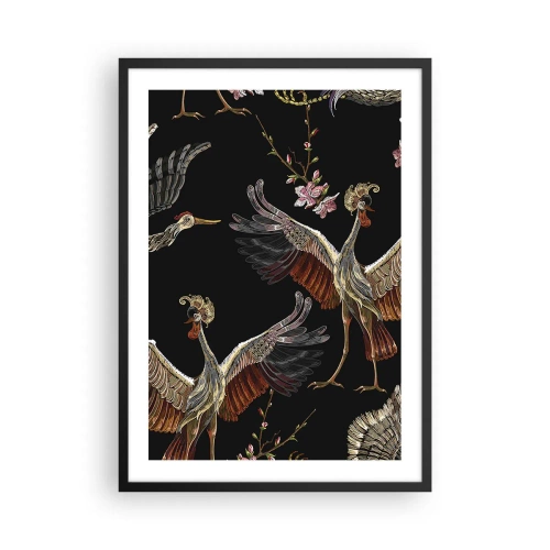 Affiche dans un cadre noir - Poster - Grues élégantes parmi des fleurs sur fond noir, dans un style oriental. - 50x70cm - Un oiseau de conte de fées - Décoration murale moderne pour le salon et la chambre ARTTOR