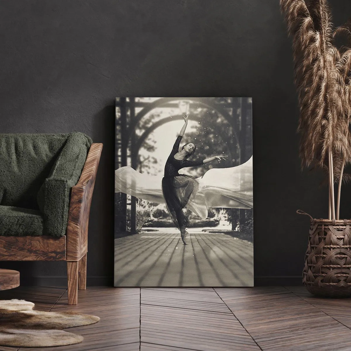 Impression sur toile - Image sur toile - Une danseuse vêtue d'une robe fluide exécute un saut sur fond de jardin noir et blanc. - 70x100cm - La danse de l'esprit jardin - Décoration murale moderne pour le salon et la chambre ARTTOR