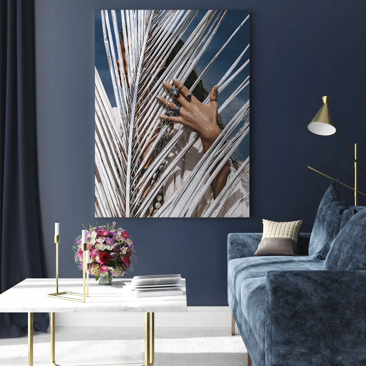 Impression sur verre - Image sur verre - Les mains d'une femme décorées d'anneaux derrière un palmier sec - 50x70cm - Fille de chaman ? - Décoration murale moderne pour le salon et la chambre ARTTOR