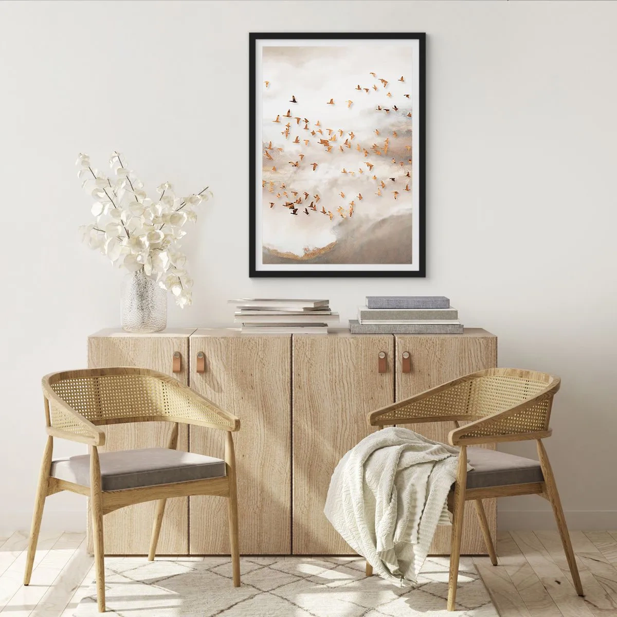 Affiche dans un cadre noir - Poster - Une volée d'oiseaux flottant parmi les nuages brumeux - 50x70cm - Il est l'heure… - Décoration murale moderne pour le salon et la chambre ARTTOR