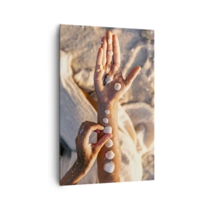 Impression sur toile - Image sur toile - Mains avec des coquillages disposés sur le fond de sable - 80x120cm - La beauté à portée de main - Décoration murale moderne pour le salon et la chambre ARTTOR