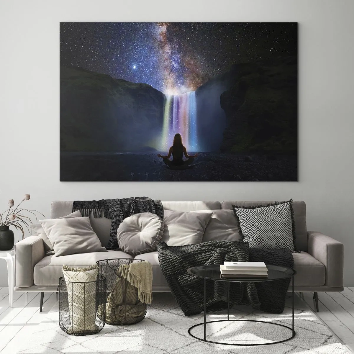 Impression sur verre - Image sur verre - Méditation devant une cascade colorée la nuit - 70x50cm - Harmonie absolue - Décoration murale moderne pour le salon et la chambre ARTTOR