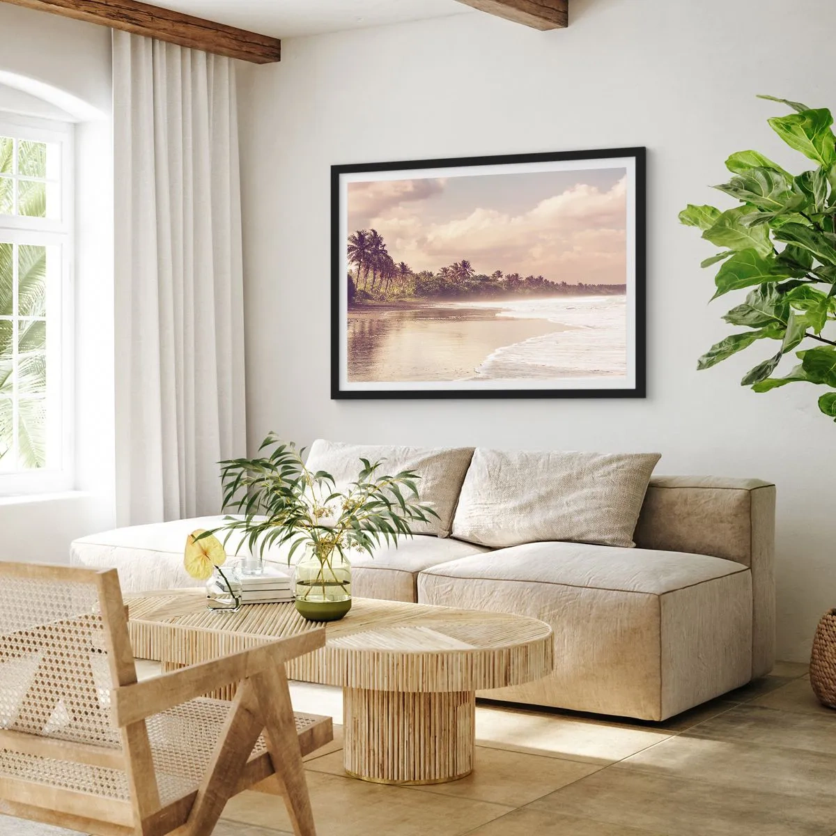 Affiche dans un cadre noir - Poster - Une plage avec des palmiers et des vagues douces le matin - 70x50cm - La caresse des vagues - Décoration murale moderne pour le salon et la chambre ARTTOR