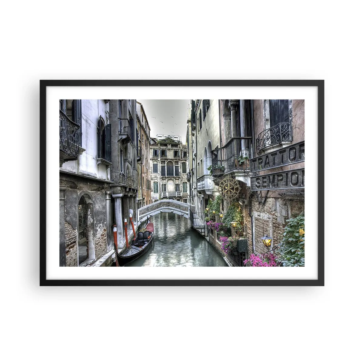 Affiche dans un cadre noir - Poster - Canal vénitien avec gondole et pont de pierre - 70x50cm - Pendant des siècles dans une réflexion silencieuse - Décoration murale moderne pour le salon et la chambre ARTTOR